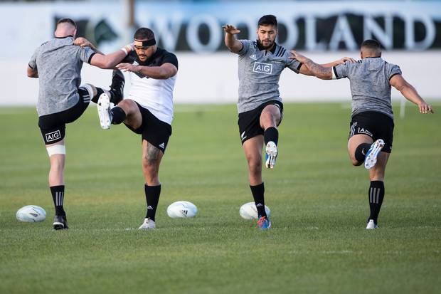 Rieko Ioane se calienta con los All Blacks