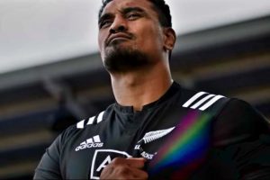 La camiseta de rugby All Blacks se estira para revelar una bandera arcoiris